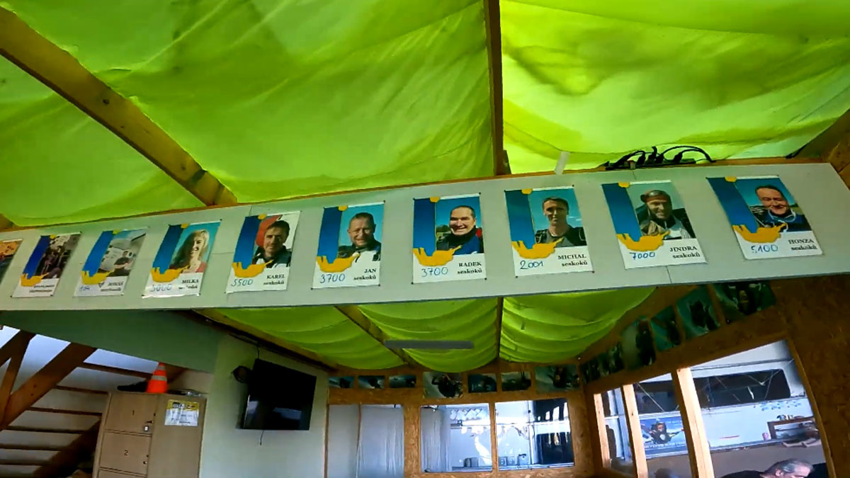 Naši instruktoři včetně jejich počtu seskoků